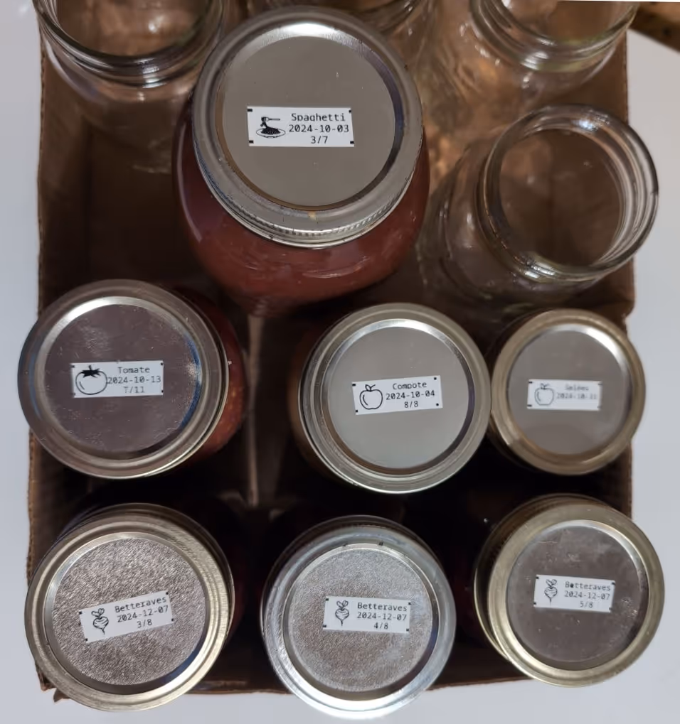 Pots avec des étiquettes